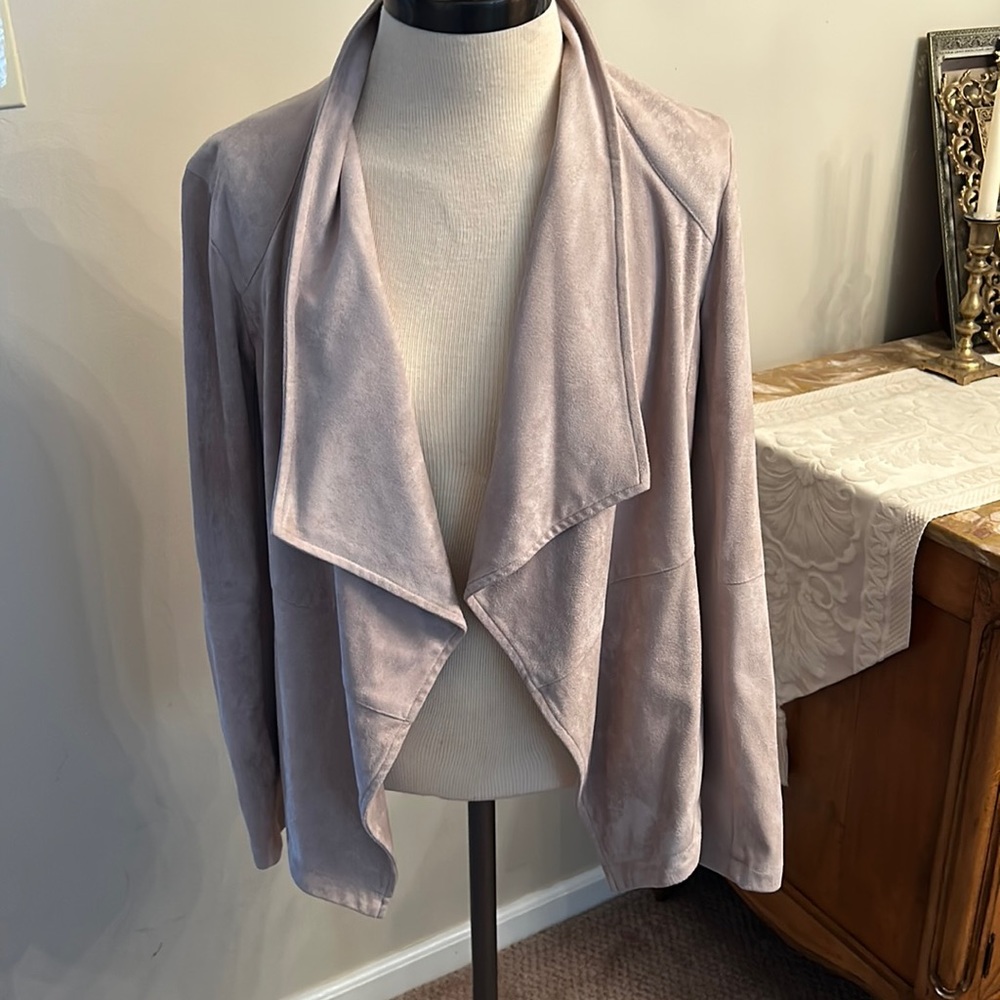 BB DAKOTA TAN FAUX SUEDE SIZE MED JACKET WITH RUFFLE FRONT/POCKETS